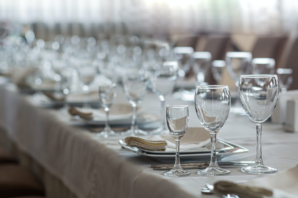 How to Choose the Right Cutlery and Dinnerware for Your Restaurant